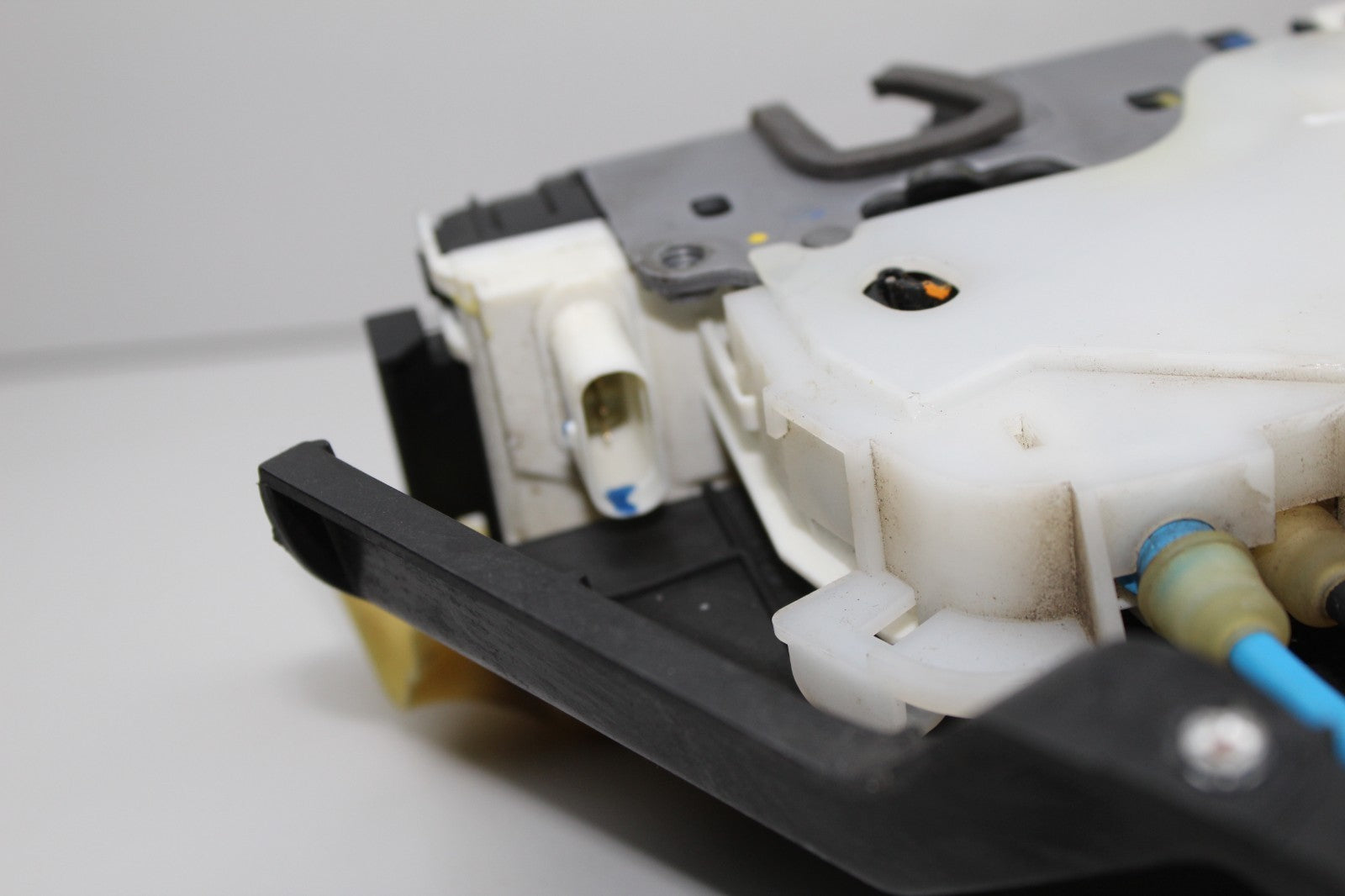2008-13 MERCEDES BENZ E350 REAR RIGHT DOOR LOCK DRIVER SIDE OEM