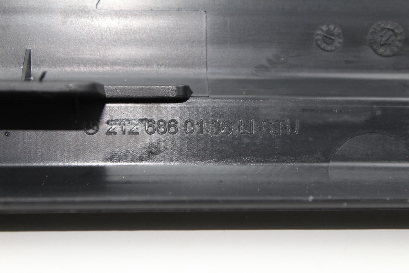 10-16 MERCEDES E350 FRONT LEFT DOOR SCUFF TRIM PANNEL COVER OEM 2126860136