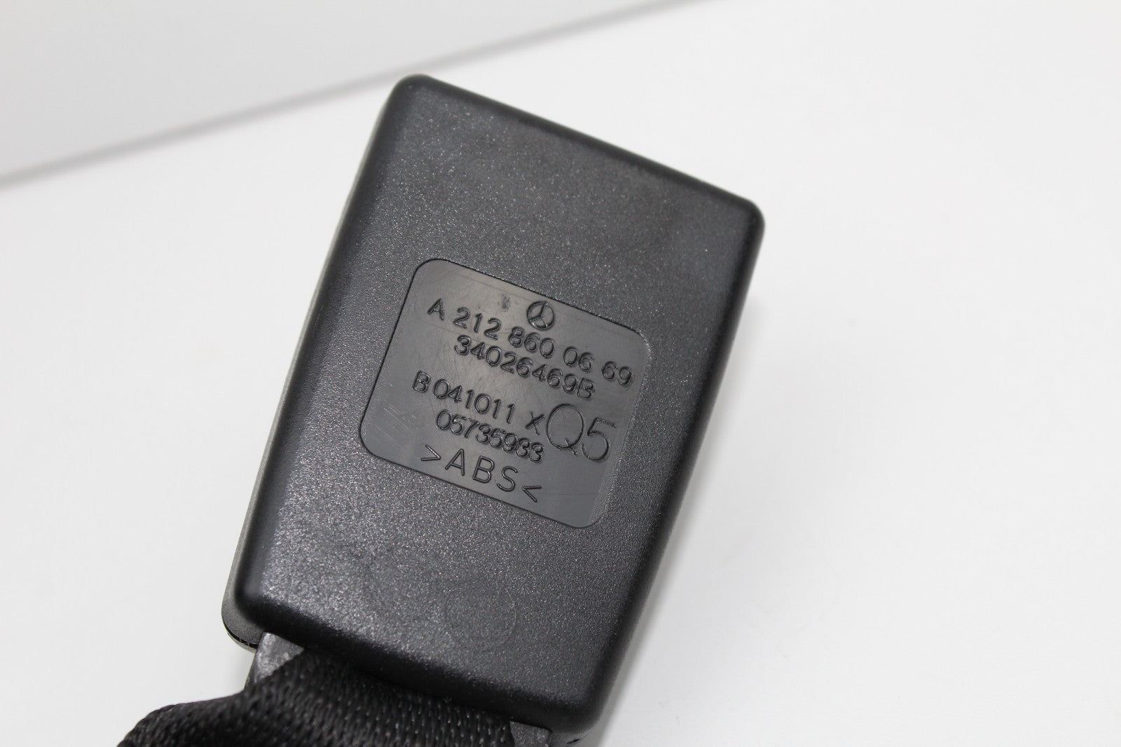 2010-2016 Mercedes-Benz W212 E350 Rear Right Side CENTER Seat Belt Buckle OEM