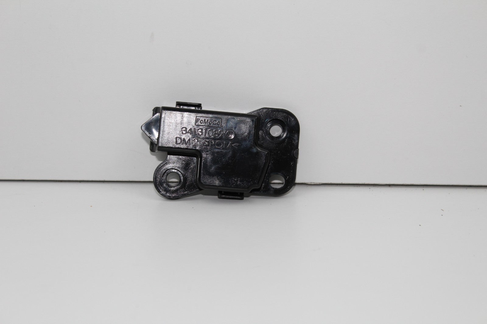 17-20 LINCOLN MKZ FRONT RIGHT PASSENGER SIDE CENTER CONSOLE LATCH OEM DP53060B88