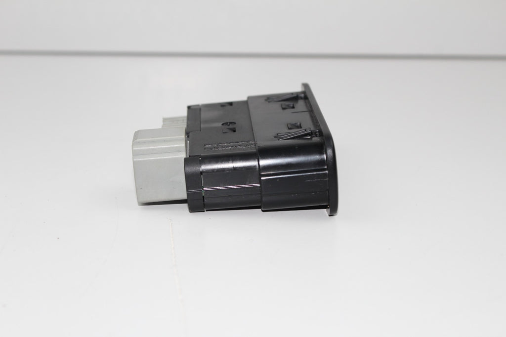 15-23 DODGE CHALLENGER CENTER CONSOL MEDIA HUB AXILIARY USB PORT OEM 68206384AC