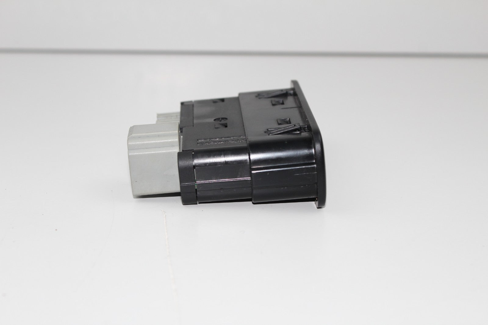 15-23 DODGE CHALLENGER CENTER CONSOL MEDIA HUB AXILIARY USB PORT OEM 68206384AC