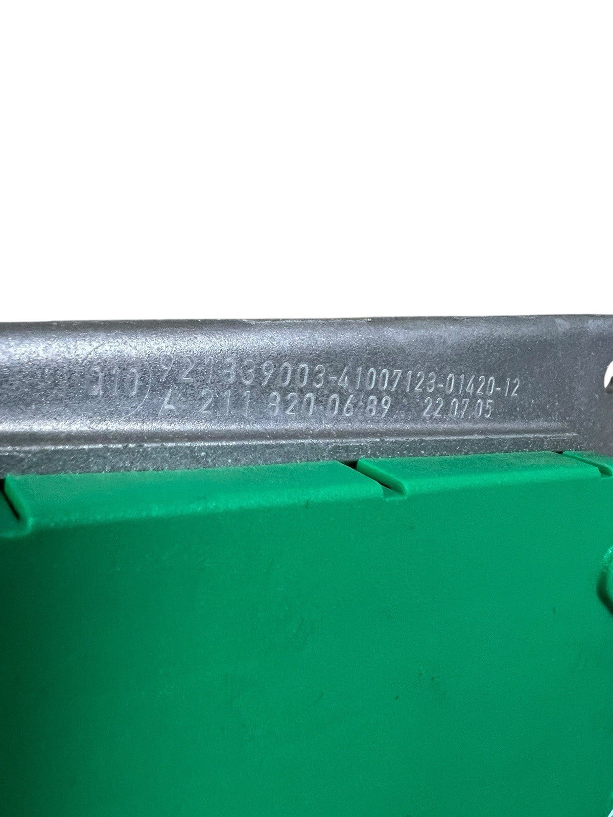 06-09 MERCEDES E350 Left  ANTENNA STEREO AMPLIFIER BOOSTER A2118200689 OEM