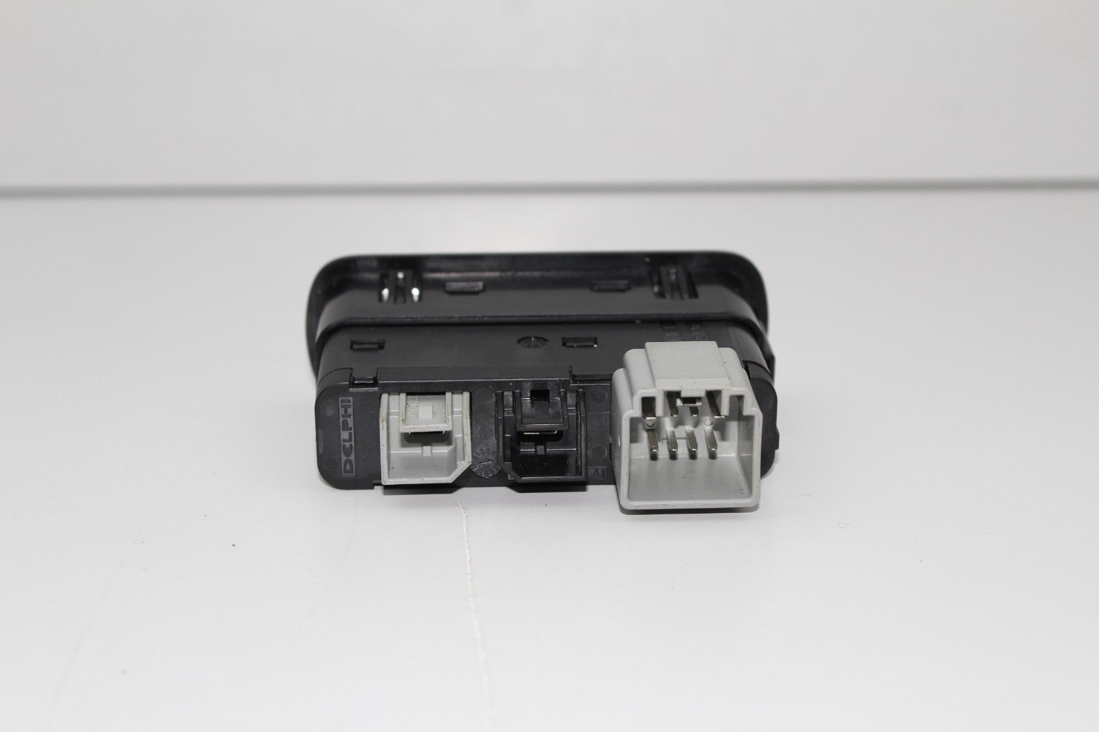 15-23 DODGE CHALLENGER CENTER CONSOL MEDIA HUB AXILIARY USB PORT OEM 68206384AC