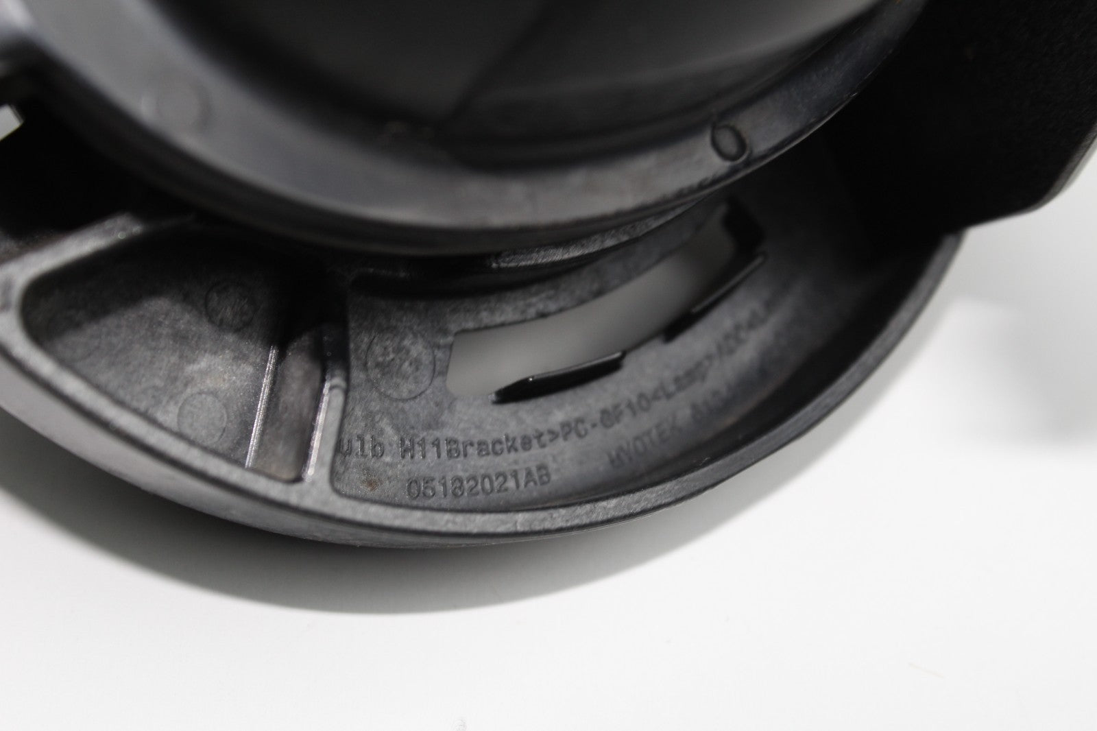 2015 DODGE CHALLENGER FOG LIGHT OEM 1804004A
