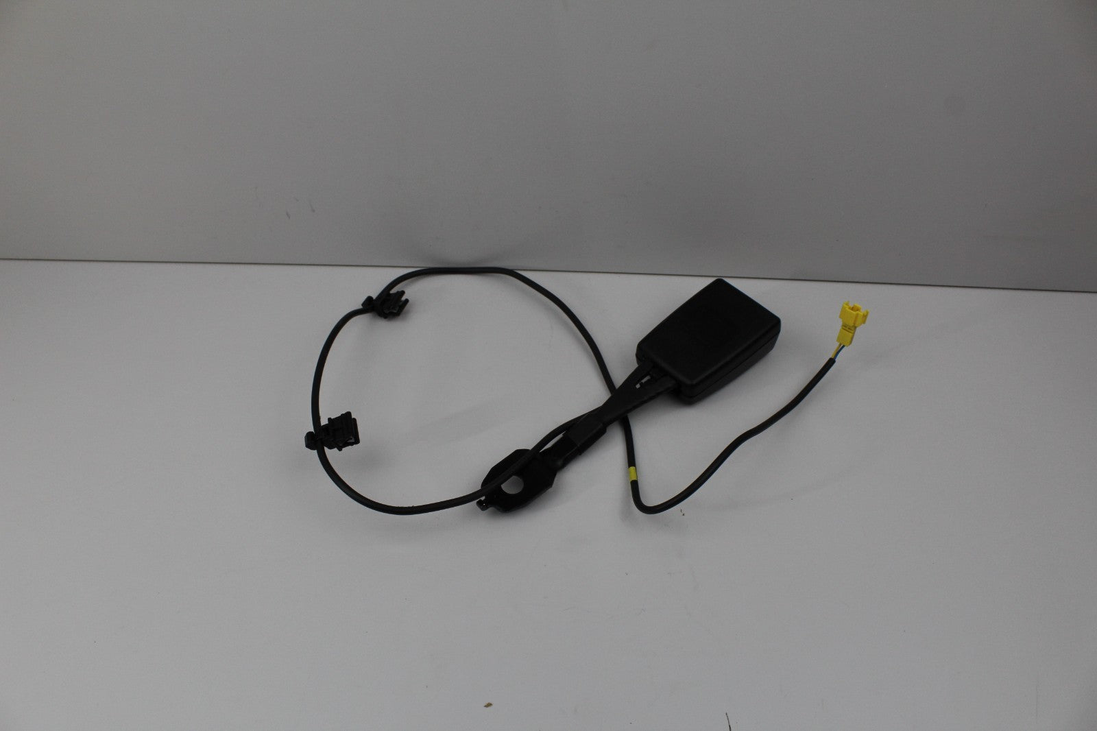 2010-16 MERCEDES E350 FRONT RIGHT SEAT BELT BUCKLE OEM A2128601369