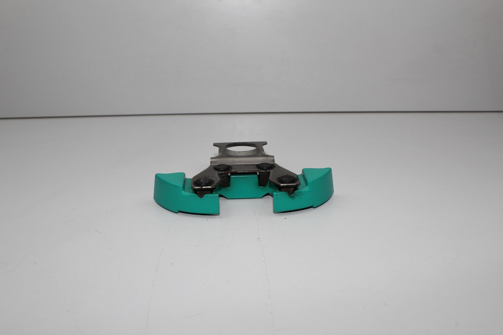 2915-23 DODGE CHALLENGER STEERING WHEEL DAMPER BRACKET PLATE OEM 68172369AC