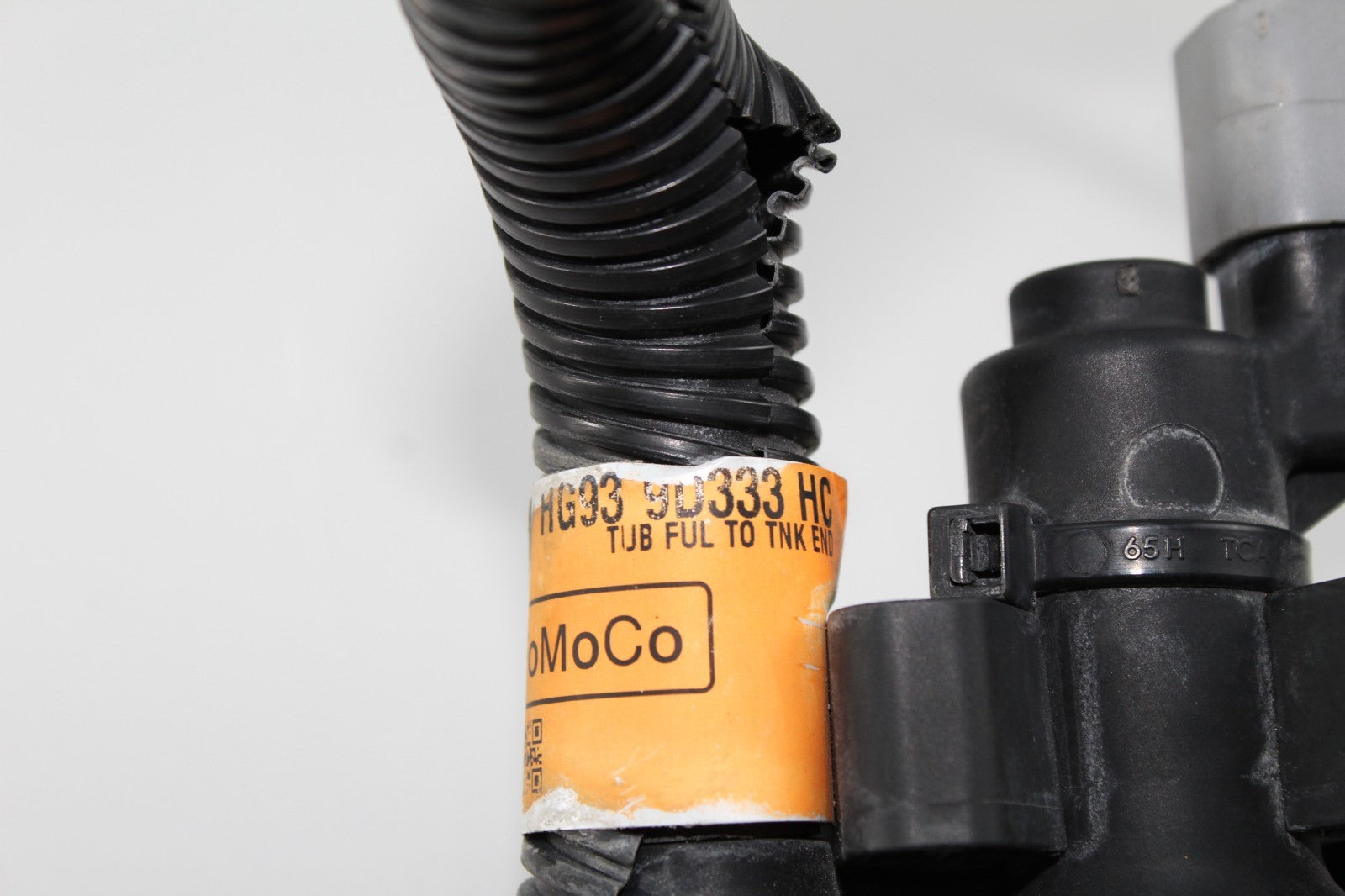 2917-2020 LINCOLN MKZ FUEL VAPOR VALVE WITH HOSE OEM HG939D333