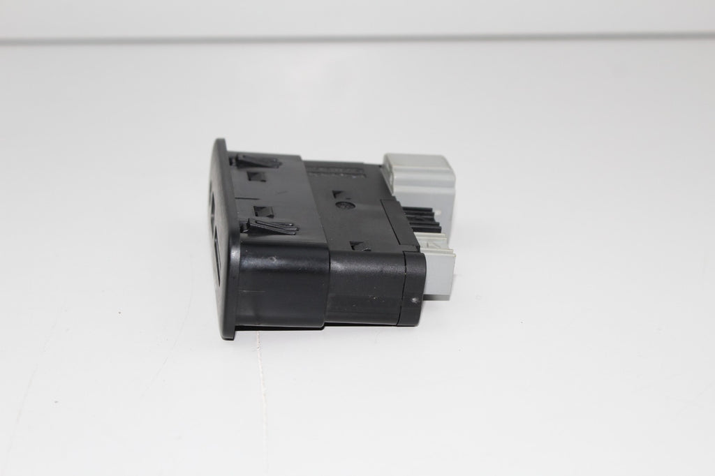 15-23 DODGE CHALLENGER CENTER CONSOL MEDIA HUB AXILIARY USB PORT OEM 68206384AC