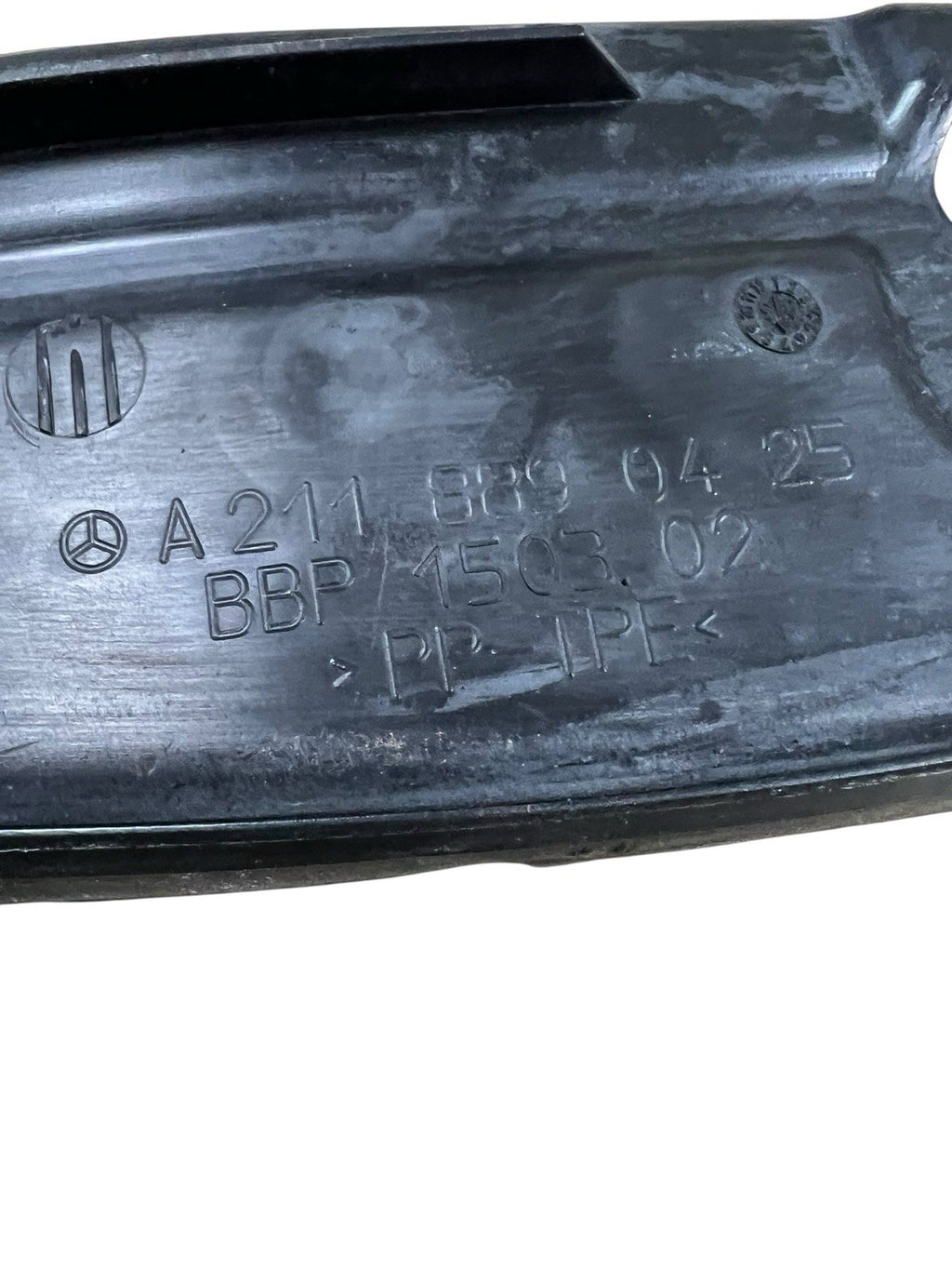 2003-2006 OEM MERCEDES E320 CENTER FENDER COVER OEM A2118890425