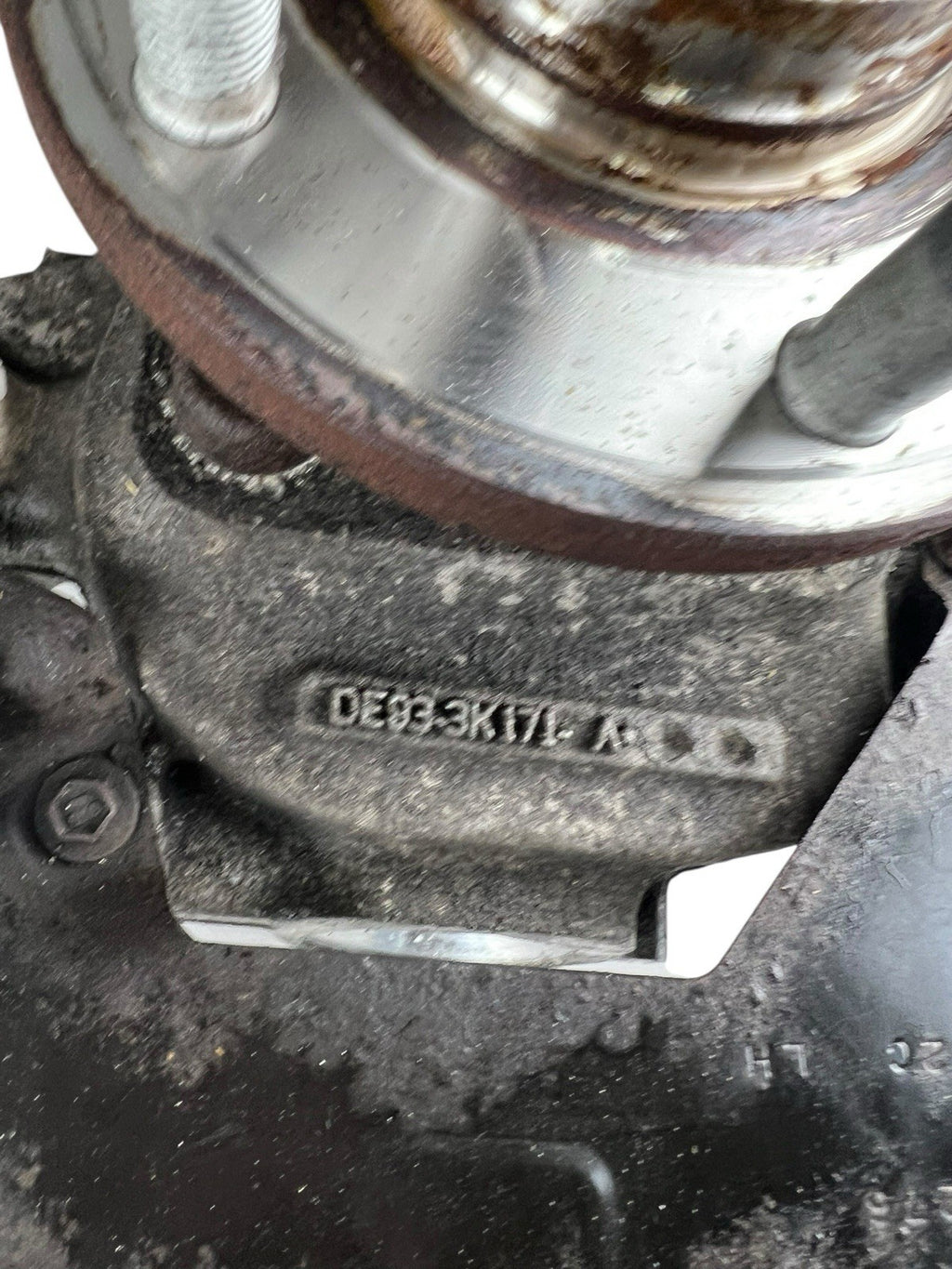 2013-20 Ford Taurus Front Left Side, Spinal Knuckle With Hub OEM  DE833K171A￼